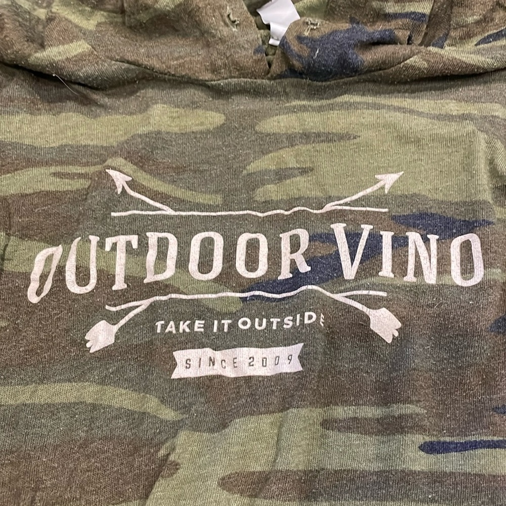 Women’s outdoor vino camo lightweight sweatshirt with hood